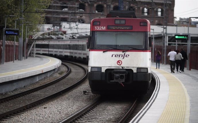 Archivo - Un tren a su llegada a la Estación de Renfe de Méndez Álvaro, en Madrid (España)