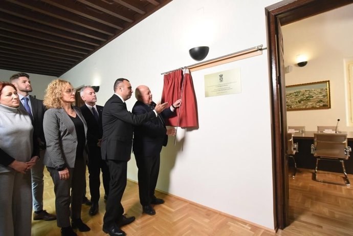 El presidente de la Diputación de Granada, Francis Rodríguez, y el presidente del Parlamento de Andalucía, Jesús Aguirre, destapan la placa de la Sala de Gobierno de la institución en el Palacio de Niñas Nobles