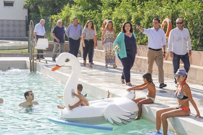 El presidente de la Diputación de Almería, Javier Aureliano García, visita una piscina.