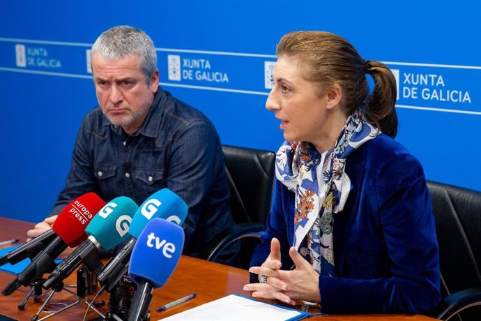 La vicepresidenta primera y conselleira de Medio Ambiente, Ángeles Vázquez, y el presidente del Cemma, Xabier Pin, firman un convenio de colaboración en Santiago de Compostela