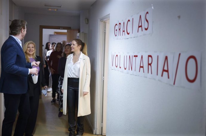 En el centro de la imagen, Ana Dávila visita las instalaciones de Fundación ANAR en la capital.