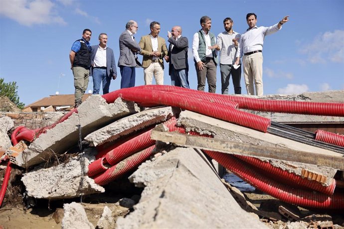 Archivo - Los consejero de Presidencia y Medio Ambiente, Miguel Ángel García y Carlos Novillo, y el delegado del Gobierno en Madrid, Francisco Martín, visitan El Álamo para comprobar los destrozos de la DANA.