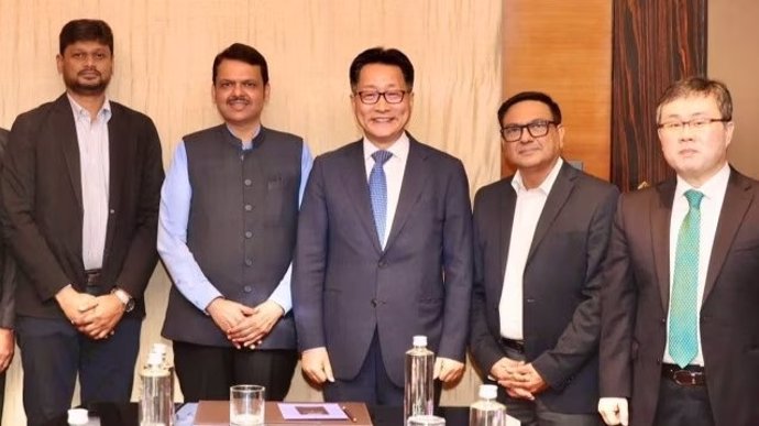 El viceministro del estado indio de Maharashtra, Devendra Fadnavis, con representantes de Hyundai Motor India en Mumbai el domingo.
