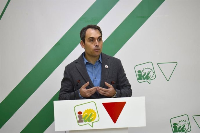 El coordinador de IU Andalucía y diputado de Sumar en el Congreso, Toni Valero, en rueda de prensa en Málaga
