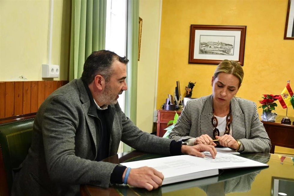 Almudena Martínez con el alcalde de Alcalá de los Gazules.