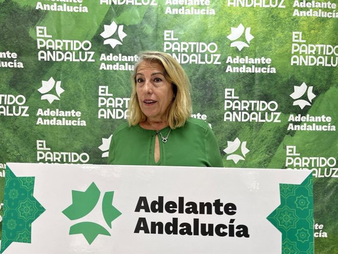 La responsable de Organización de Adelante Andalucía, María García, en rueda de prensa.