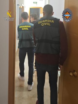 Agentes de la Guardia Civil junto con el detenido en Inca.