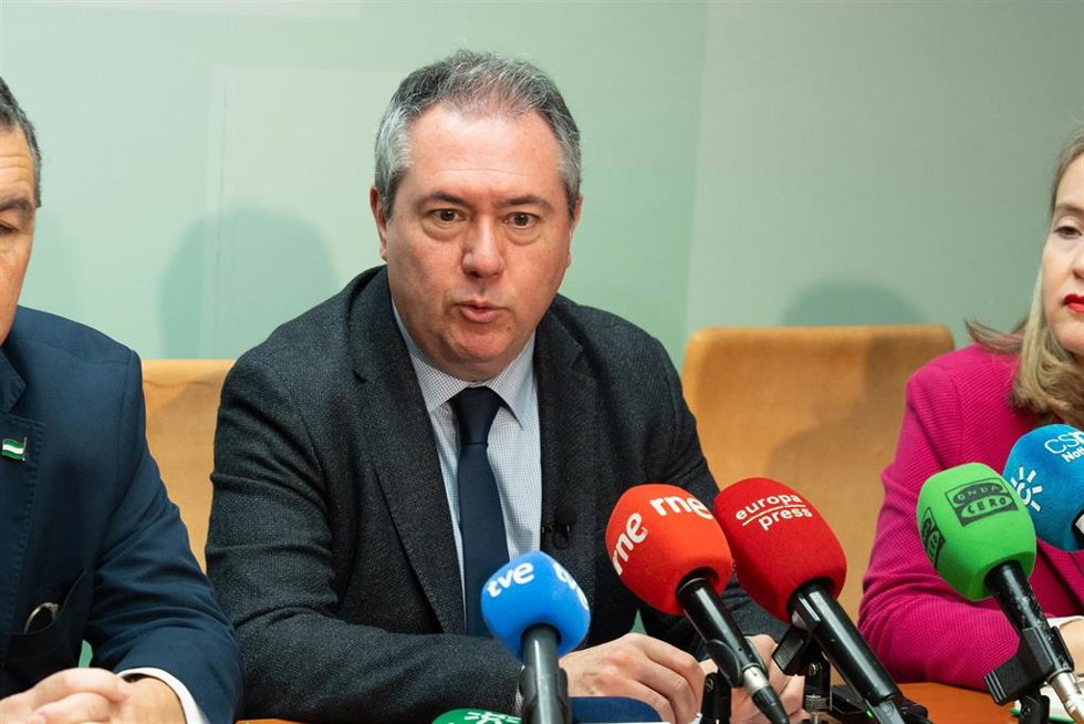 El secretario general del PSOE-A y portavoz del Grupo Socialista en el Senado, Juan Espadas, este lunes en rueda de prensa. 