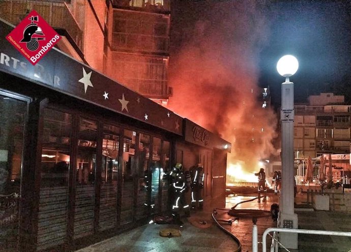 Extinguen un incendio en un local de Benidorm que obligó a evacuar a los vecinos de un edificio