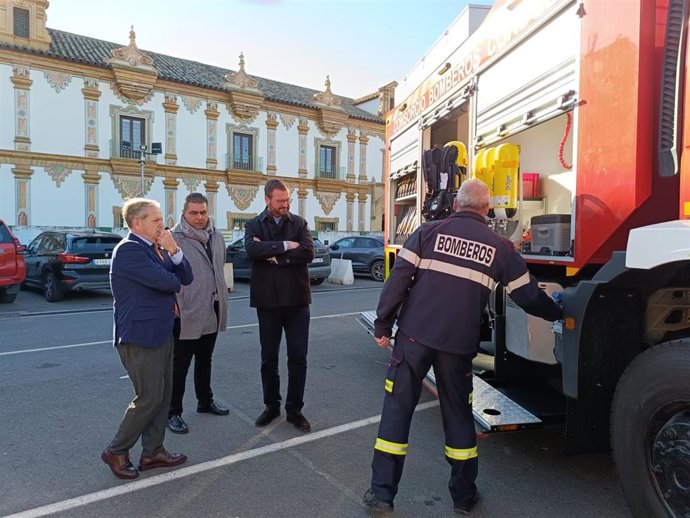 El presidente de la Diputación de Córdoba, Salvador Fuentes (izda.), en la presentación de nuevos vehículos de bomberos en una imagen de archivo.