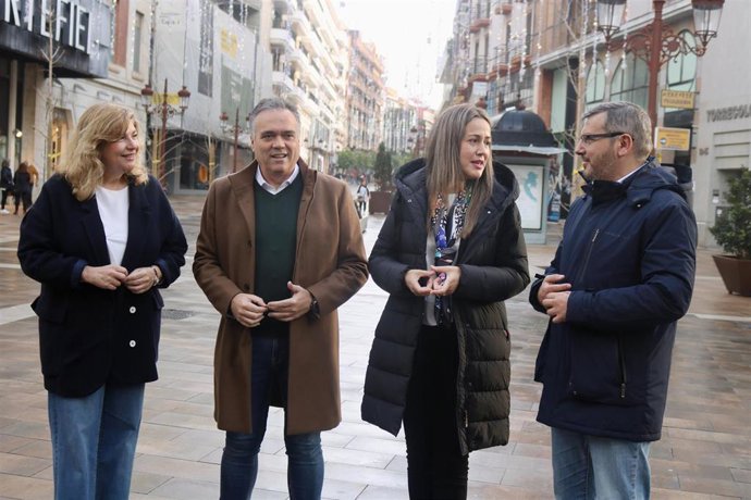 La diputada nacional y portavoz adjunta del PP en el Congreso, Bella Verano, y el diputado nacional Manuel García Félix, en rueda de prensa junto a otros populares onubenses.