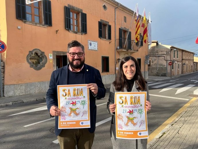 El alcalde de Marratxí, Jaume Llompart, y la regidora de Cultura, Carmen Cañellas, posan con el cartel de la Rua del carnaval de Marratxí.