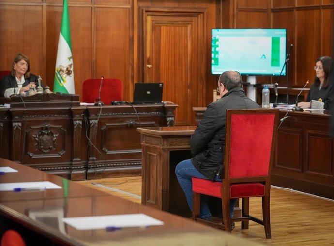 El acusado de dejar morir a su madre de hambre y sed comparece ante el tribunal en la primera sesión del juicio