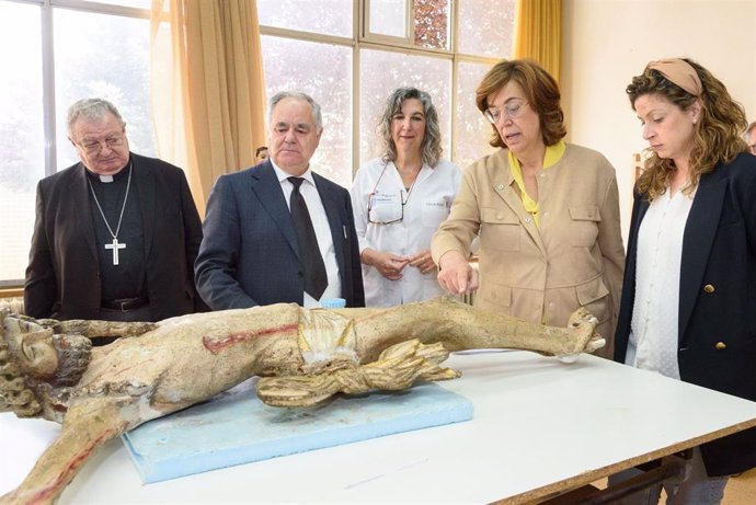 La presidenta de la Diputación (2D9) y el Obispo de Palencia en una visita al taller de restauración de Bienes Muebles.