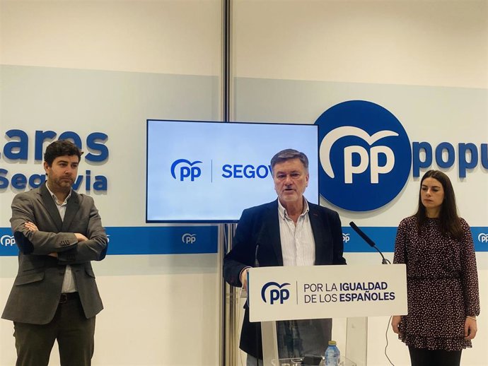 Francisco Vázquez, con los procuradores Javier Carpio y Elena Rincón.