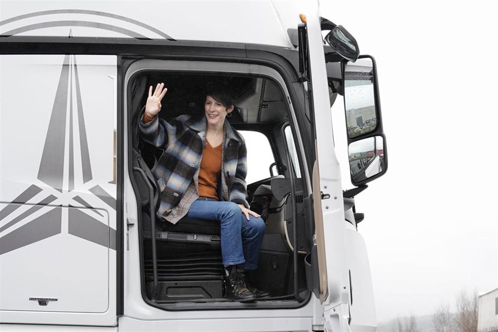La portavoz nacional del BNG y candidata a la Presidencia de la Xunta, Ana Pontón, ofrece declaraciones antes de iniciar un trayecto en camión junto a un transportista, a 15 de enero de 2024, en Sigüeiro, Oroso, A Coruña, Galicia (España). Ana Pontón ha