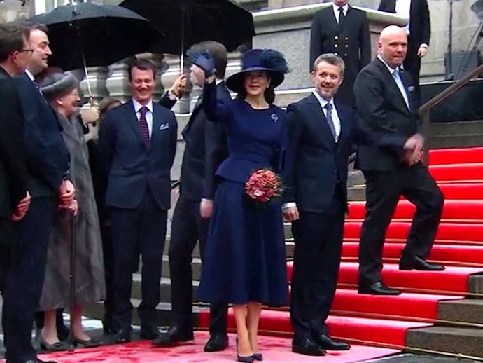 Los Reyes Federico y Mary a su llegada al Parlamento Danés flanqueados por la Reina Margarita, el Príncipe Joaquín y la Princesa Benedicta