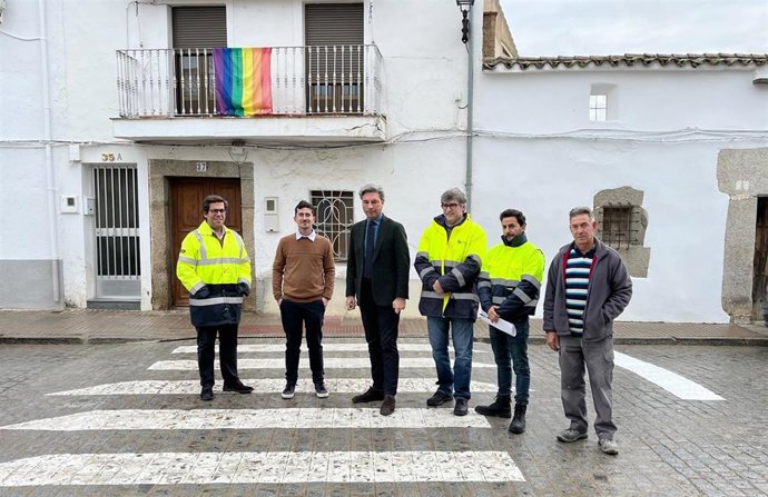 El vicepresidente primero y delegado de Infraestructuras, Sostenibilidad y Agricultura de la Diputación de Córdoba, Andrés Lorite (tercero por la izda.), en su visita a Conquista.