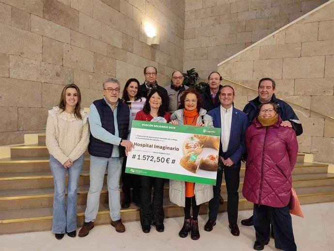El Ayuntamiento de Logroño y la Federación de Asociaciones Vecinales de La Rioja han entregado esta mañana a la Asociación Hospital Imaginario un cheque solidario