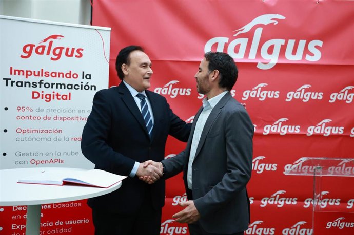 El consejero de Universidad, Investigación e Innovación, José Carlos Gómez Villamandos, visita las instalaciones de la startup Galgus.