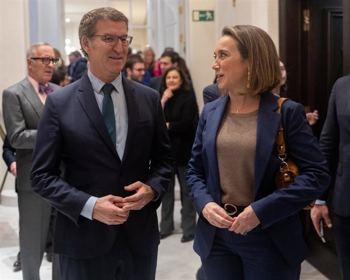 El presidente del Partido Popular, Alberto Núñez Feijóo y la secretaria general del PP, Cuca Gamarra, a su llegada a un desayuno informativo del Fórum Europa, en el Hotel Mandarin Oriental Ritz, a 15 de enero de 2024, en Madrid (España).