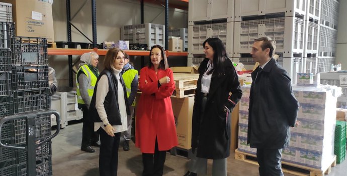 La consejera de Bienestar Social y Familia, Carmen Susín, en el Banco de Alimentos de Huesca