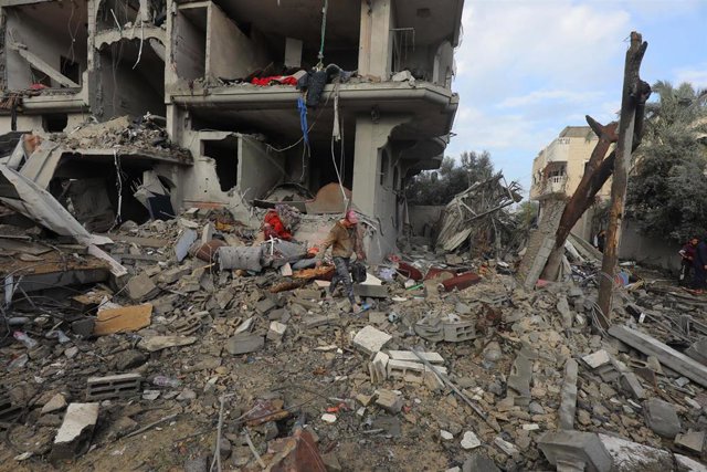 Edificios destruidos tras un bombardeo de Israel contra el campamento de refugiados de Al Maghazi, en el centro de la Franja de Gaza (archivo)