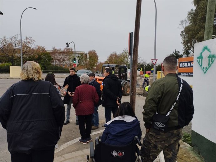 El concejal de Izquierda Unida en el Ayuntamiento de Sevilla, Ismael Sánchez, en la barriada de Guadaíra.