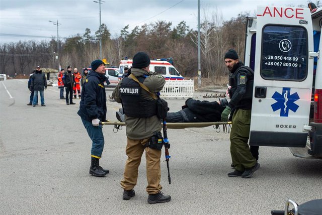 Archivo - Fuerzas ucranianas sacan a un herido de una ambulancia en Iripin, Ucrania (archivo)