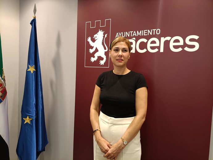 Archivo - Raquel Preciados entrega su acta como concejala en el Ayuntamiento de Cáceres por motivos "estrictamente personales"  