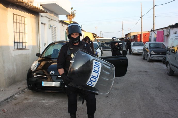 Archivo - Un policía participa en un operativo contra el tráfico de drogas en Son Banya en Palma.