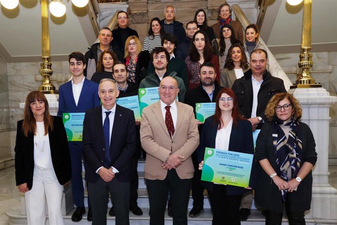 Representantes del Ayuntamiento y la UVA junto a los alumnos galardonados en los Premios a Trabajos Fin de Grado y de Máster 'Valladolid, Ciudad Inteligente y Climáticamente Neutra' y a sus tutores.