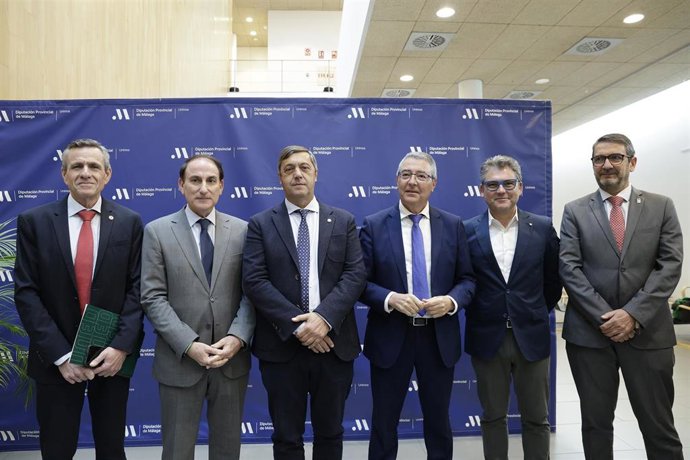 El Plan Primera Oportunidad es un proyecto pionero en España puesto en marcha por la Diputación provincial de Málaga con el apoyo de la Confederación de Empresarios de Málaga, la Universidad de Málaga y la UNED.