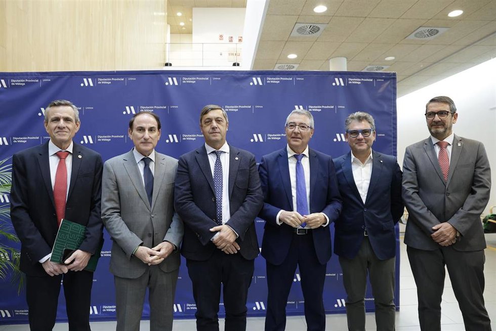 El Plan Primera Oportunidad es un proyecto pionero en España puesto en marcha por la Diputación provincial de Málaga con el apoyo de la Confederación de Empresarios de Málaga, la Universidad de Málaga y la UNED.
