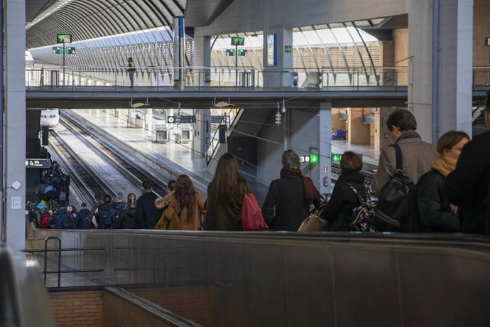 Archivo - Pasajeros en la estación ferroviaria de Santa Justa (Sevilla). Imagen de archivo.