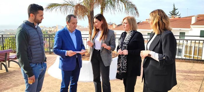 La secretaria general del PSOE de Torrox (Málaga) y portavoz en el Ayuntamiento, Mari Nieves Ramírez, y el portavoz en el Parlamento de Andalucía de la Comisión de Inclusión, José Luis Ruiz Espejo.