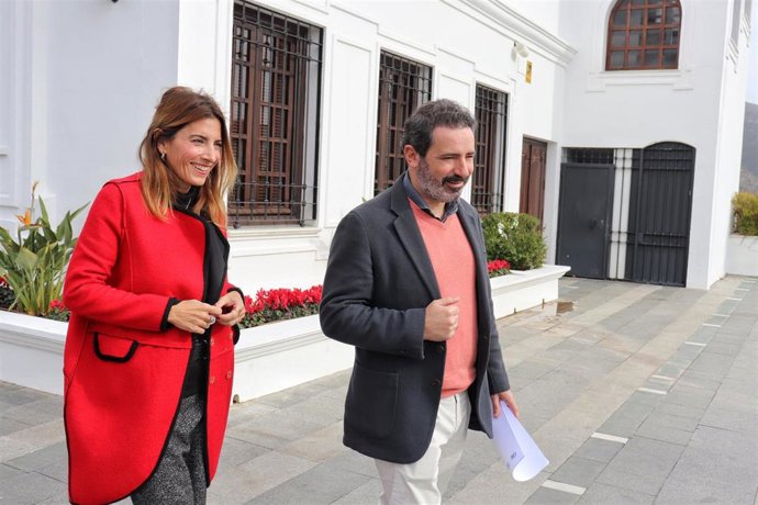 El secretario general del PSOE de Málaga, José Ramón Carmona, junto a la alcaldesa de Mijas, Ana Mata.