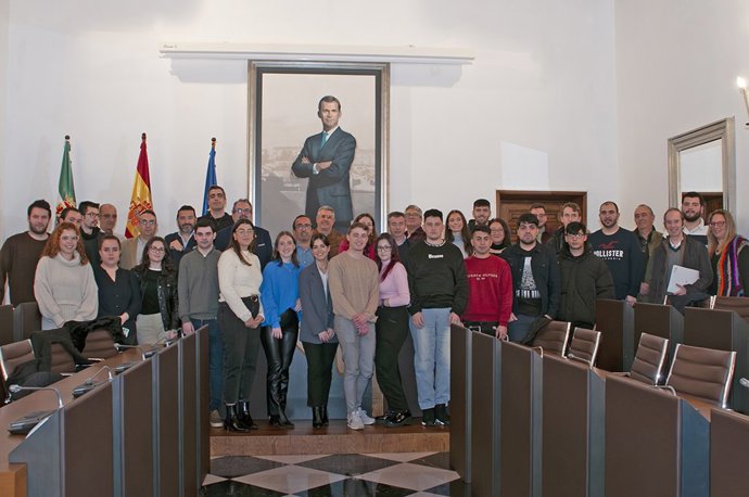 El presidente de la Diputación de Cáceres, Miguel Ángel Morales, recibe a los 24 jóvenes que se han incorporado a la institución a través del programa europeo 'Primera experiencia'