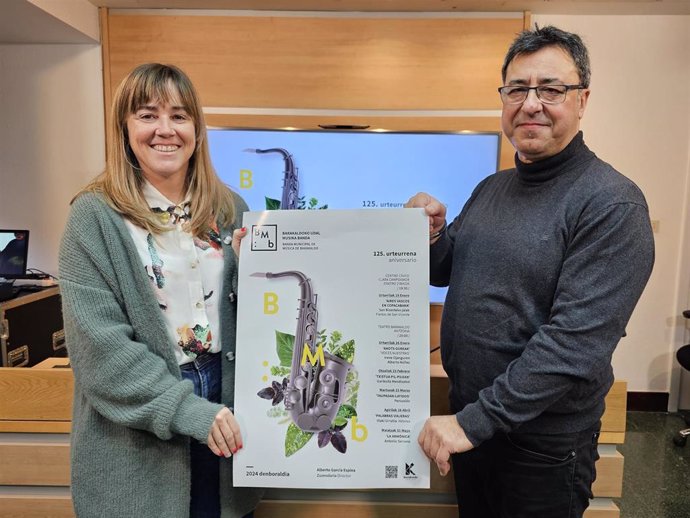 La concejala de Cultura, Nerea Cantero, y el director de la Banda Municipal de Barakaldo, Alberto García Espina, presentan l anueva temporada de la Banda Municipal de Música de Barakaldo.