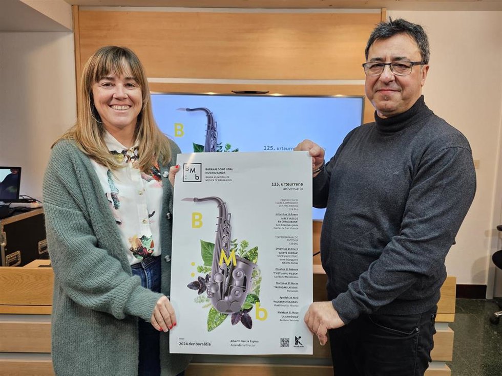 La concejala de Cultura, Nerea Cantero, y el director de la Banda Municipal de Barakaldo, Alberto García Espina, presentan l anueva temporada de la Banda Municipal de Música de Barakaldo.