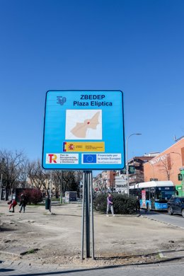 Archivo - Un cartel anuncia la Zona de Bajas Emisiones (ZBE) en Plaza Elíptica, a 4 de enero de 2023, en Madrid (España).