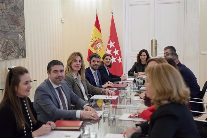 La presidenta de la Comunidad de Madrid, Isabel Díaz Ayuso (6i), durante una reunión de la Federación de Municipios de Madrid, en la Real Casa de Correos, a 15 de enero de 2024, en Madrid (España). . La alcaldesa de Alcalá de Henares, ha asumido recient