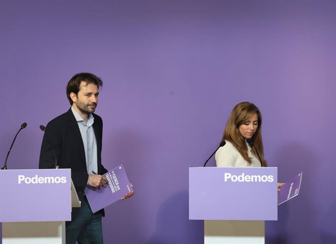 El secretario de horizonte republicano, profundización democrática y portavoz adjunto de Podemos, Javier Sánchez Serna, y la secretaria de discurso, acción institucional y portavoz adjunta de Podemos, María Teresa Pérez, ofrecen una rueda de prensa, en 