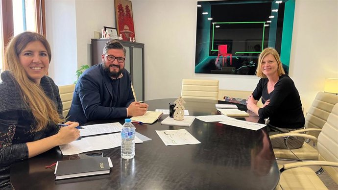 El alcalde de Marratxí, Jaume Llompart; la regidora de Comercio e Industria, Odette Torres, y la directora general de Industria y Polígonos Industriales del Govern, Ingrid de la Fuente.