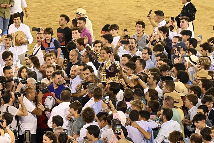 Archivo - Julián López 'El Juli' saliendo por la puerta grande tras su corrida de despedida de Madrid en la plaza de toros de Las Ventas, a 30 de septiembre de 2023, en Madrid (España).