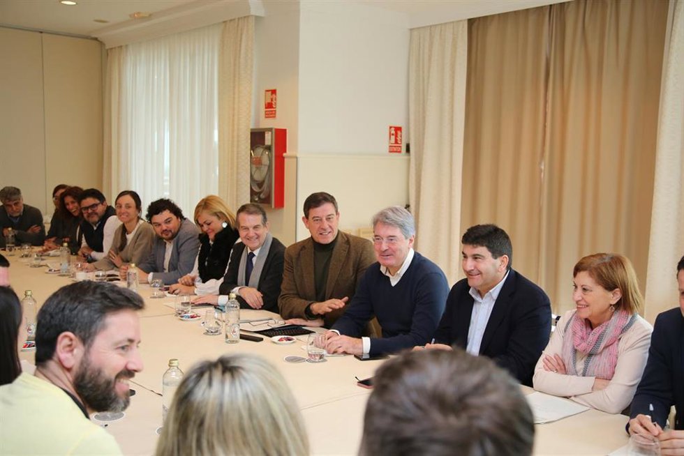 El candidato del PSdeG a la Presidencia de la Xunta, José Ramón Gómez Besteiro, se reúne con alcaldes socialistas para abordar el vertido de los pélets