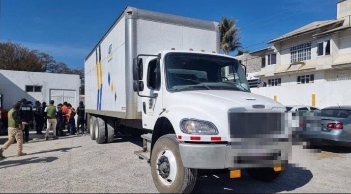 Archivo - Camión en el que iban hacinados 136 migrantes