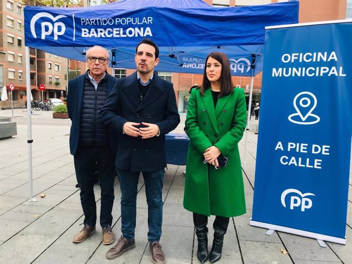 El presidente del PP de Barcelona y alcalde de Castelldefels (Barcelona), Manu Reyes, junto con el secretario general, Josep Tutusaus