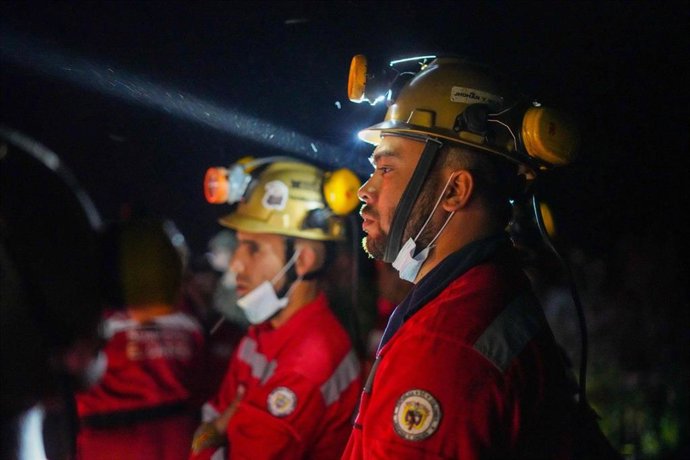 Funcionarios de los equipos de rescate colombianos.