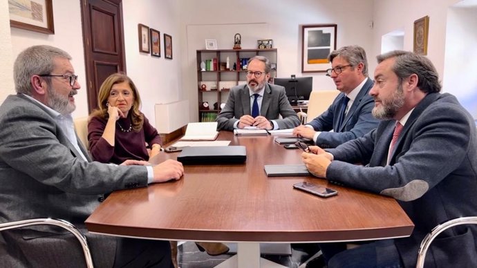 Adolfo Molina (centro, al fondo), entre María Jesús Botella y Sergio Velasco, durante la reunión.
